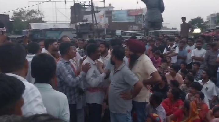 उधम सिंह नगर में खनन सामग्री से लदे डंपर की चपेट में आने से युवक की दर्दनाक मौत