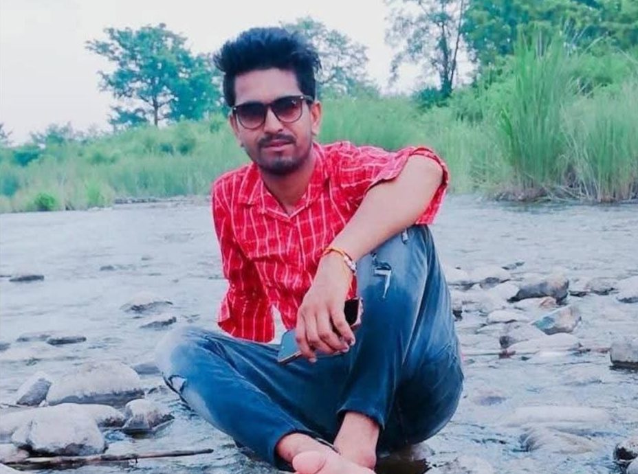 अनियंत्रित बाइक पोल से टकराई, हादसे में युवक की दर्दनाक मौत