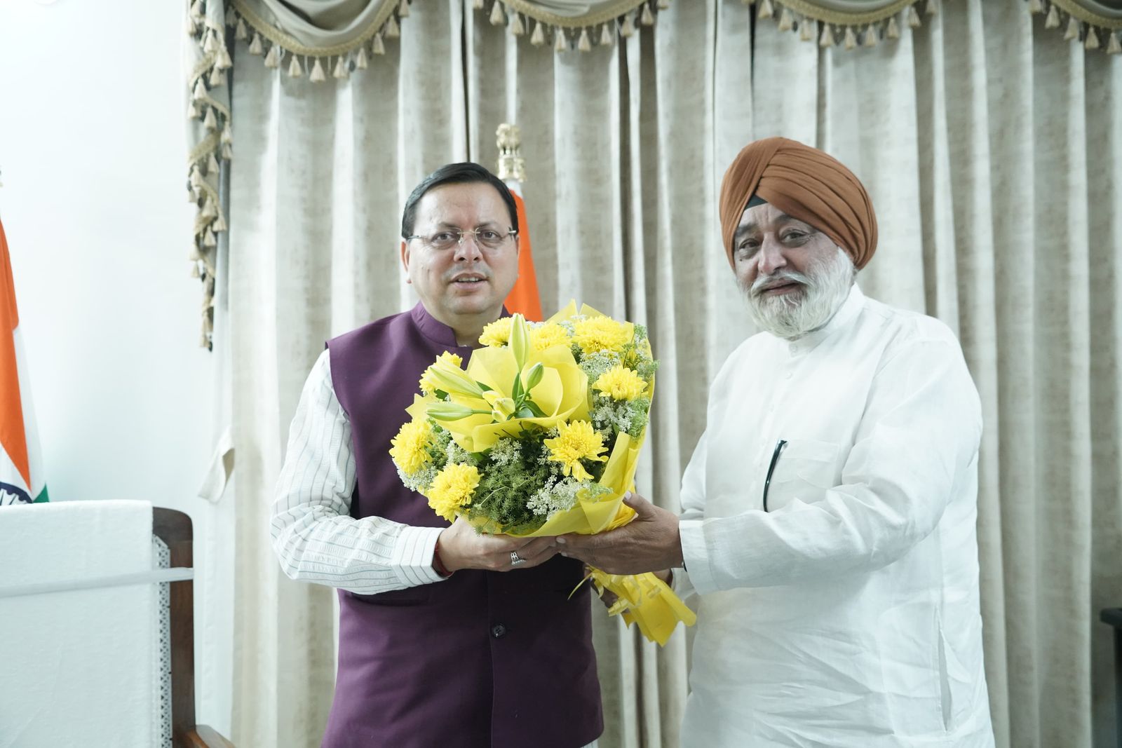हेमकुंड साहिब के अध्यक्ष ने की सीएम धामी से मुलाकात, पहले जत्थे की रवानगी के लिए दिया निमंत्रण