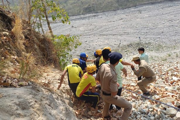नरेंद्रनगर-रानी पोखरी पर हादसा : अनियंत्रित होकर खाई में गिरी स्कूटी, एक की मौत, मां-बेटी समेत तीन लोग घायल