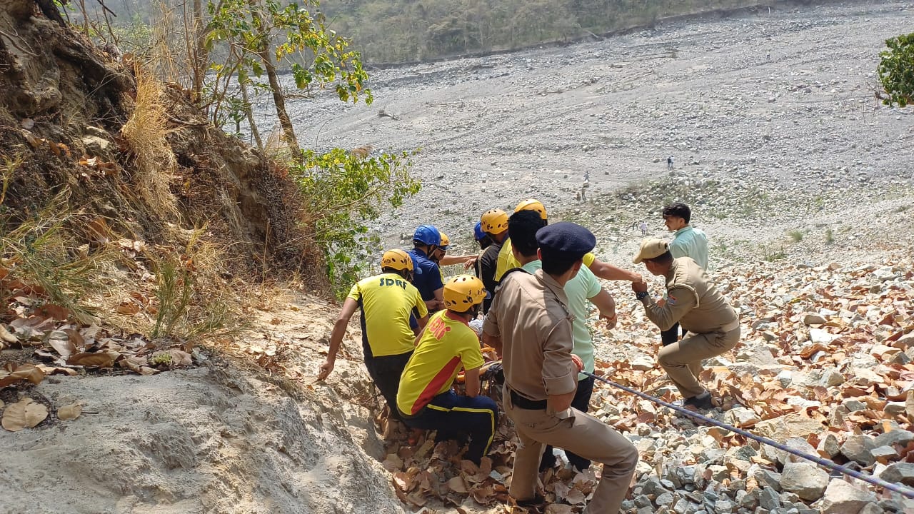 नरेंद्रनगर-रानी पोखरी पर हादसा : अनियंत्रित होकर खाई में गिरी स्कूटी, एक की मौत, मां-बेटी समेत तीन लोग घायल