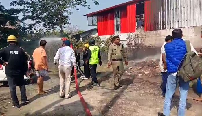 कूड़े से उठी आग, चपेट में आई कार, स्मार्ट सिटी का सामान जलकर राख