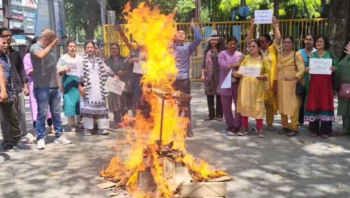 कश्मीर में हुए आतंकी हमले के बाद हल्द्वानी में आक्रोश
