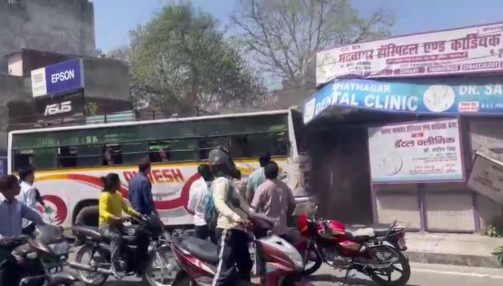 चलती बस में ड्राइवर को अचानक आया मिर्गी का दौरा, यात्रियों में मची-पुकार