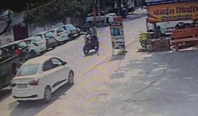 बदमाशों के हौसले बुलंद, दो अलग-अलग महिलाओं से बैग और मोबाइल चुरा ले गए बदमाश