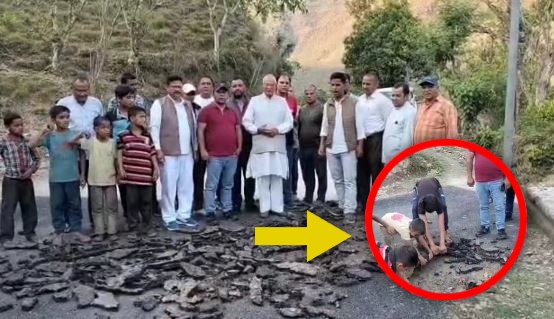 हाथ से उखड़ रहा डामर : घटिया सड़क पर फूटा पूर्व विधायक कुंजवाल का गुस्सा, दी आंदोलन की चेतावनी