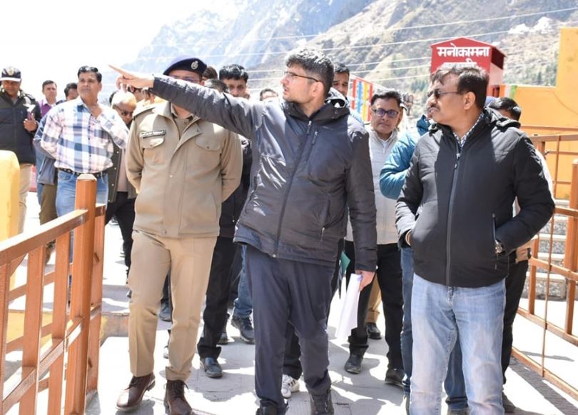 बदरीनाथ धाम पहुंचे सीएस आनन्द बर्द्धन
