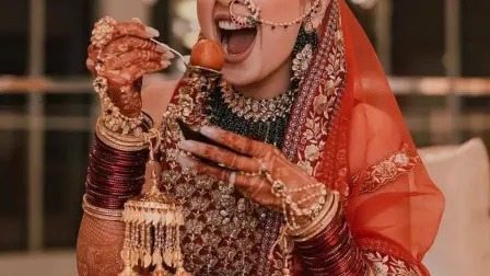 bihar-bride-elopes-with-lover-after-jaimala eating rasgulla