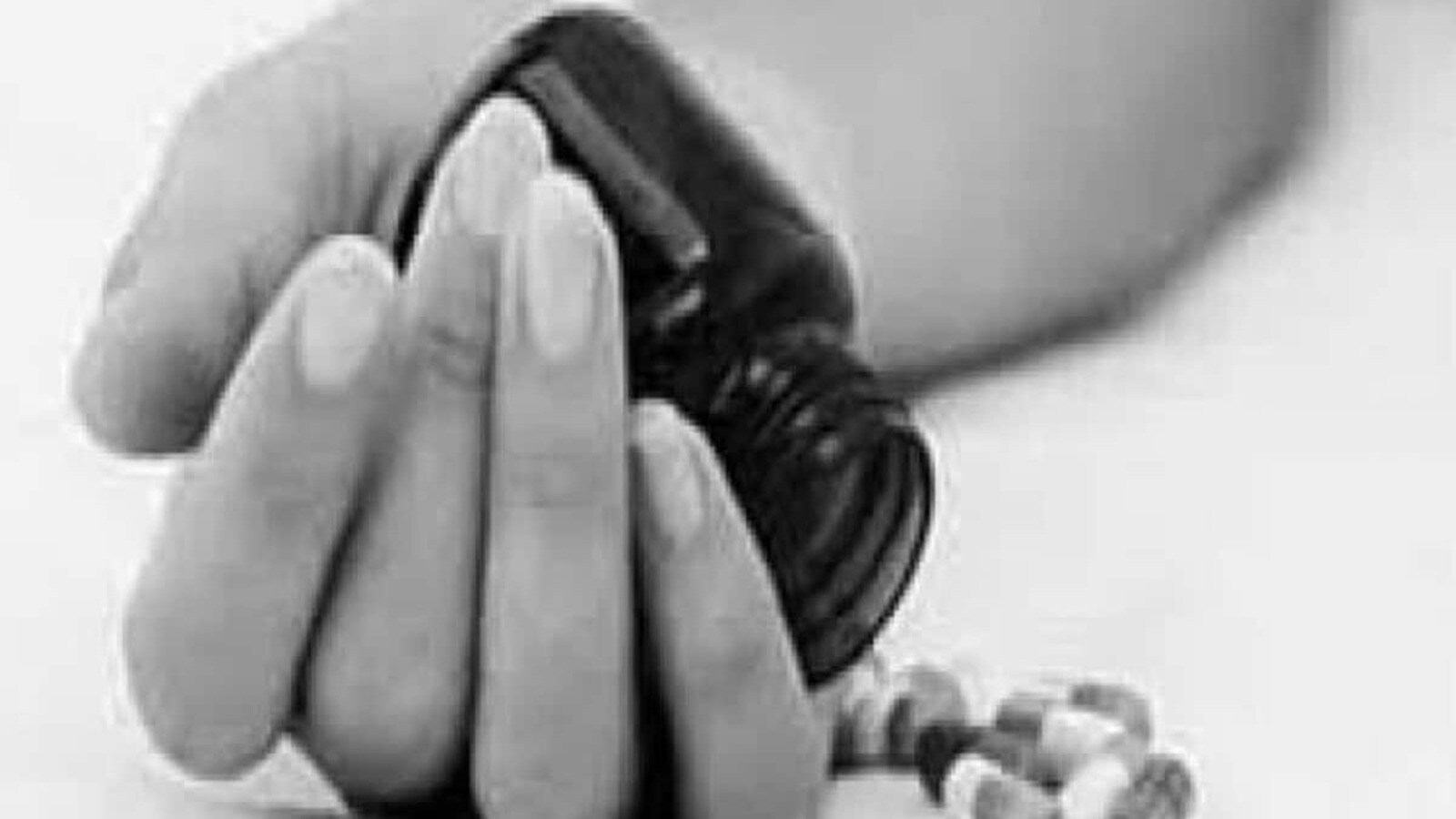 शिक्षक पर दुष्कर्म का आरोप, पीड़िता ने समझौते के दबाव में खाया जहर