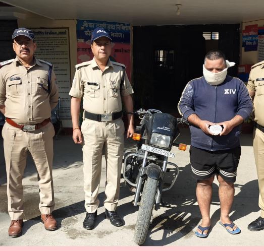 9 लाख की स्मैक के साथ एक तस्कर अटरेस्ट