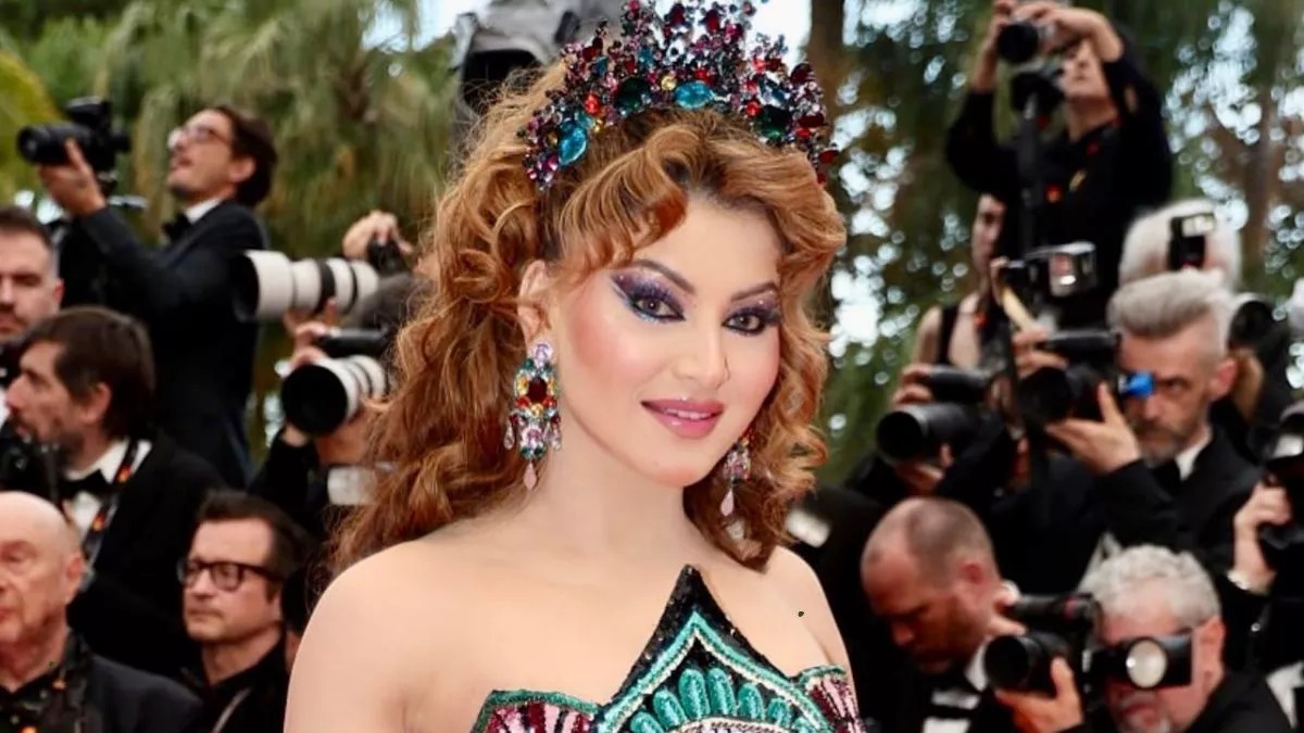 urvashi_rautela_parrot clutch