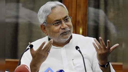 nitish-kumar-placed-flower-pot-on ias video viral