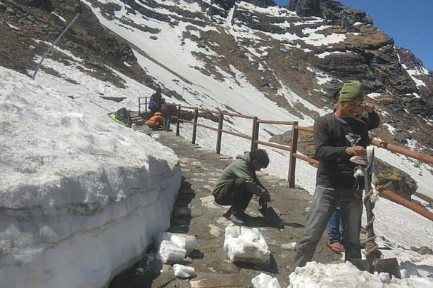 हेमकुंड साहिब यात्रा मार्ग से हटाई जा रही बर्फ