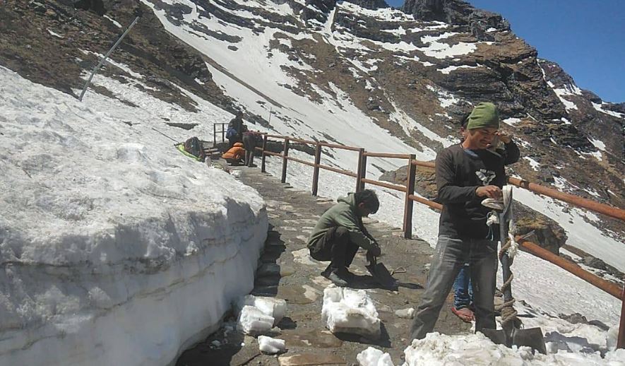 हेमकुंड साहिब यात्रा मार्ग से हटाई जा रही बर्फ
