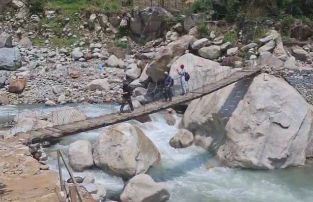 बिजली के तार के सहारे सफर करने को मजबूर हैं मदमहेश्वर जाने वाले श्रद्धालु
