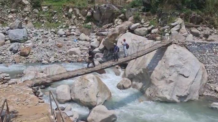 बिजली के तार के सहारे सफर करने को मजबूर हैं मदमहेश्वर जाने वाले श्रद्धालु
