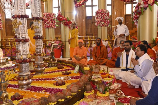 डोल आश्रम पहुंचे सीएम धामी, 1100 कन्याओं का किया पूजन