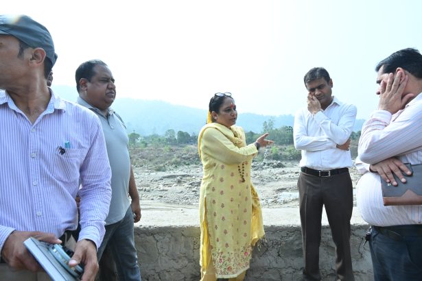 खो नदी पर गंदा पानी देख विधायक अधिकारियों को लगाई फटकार