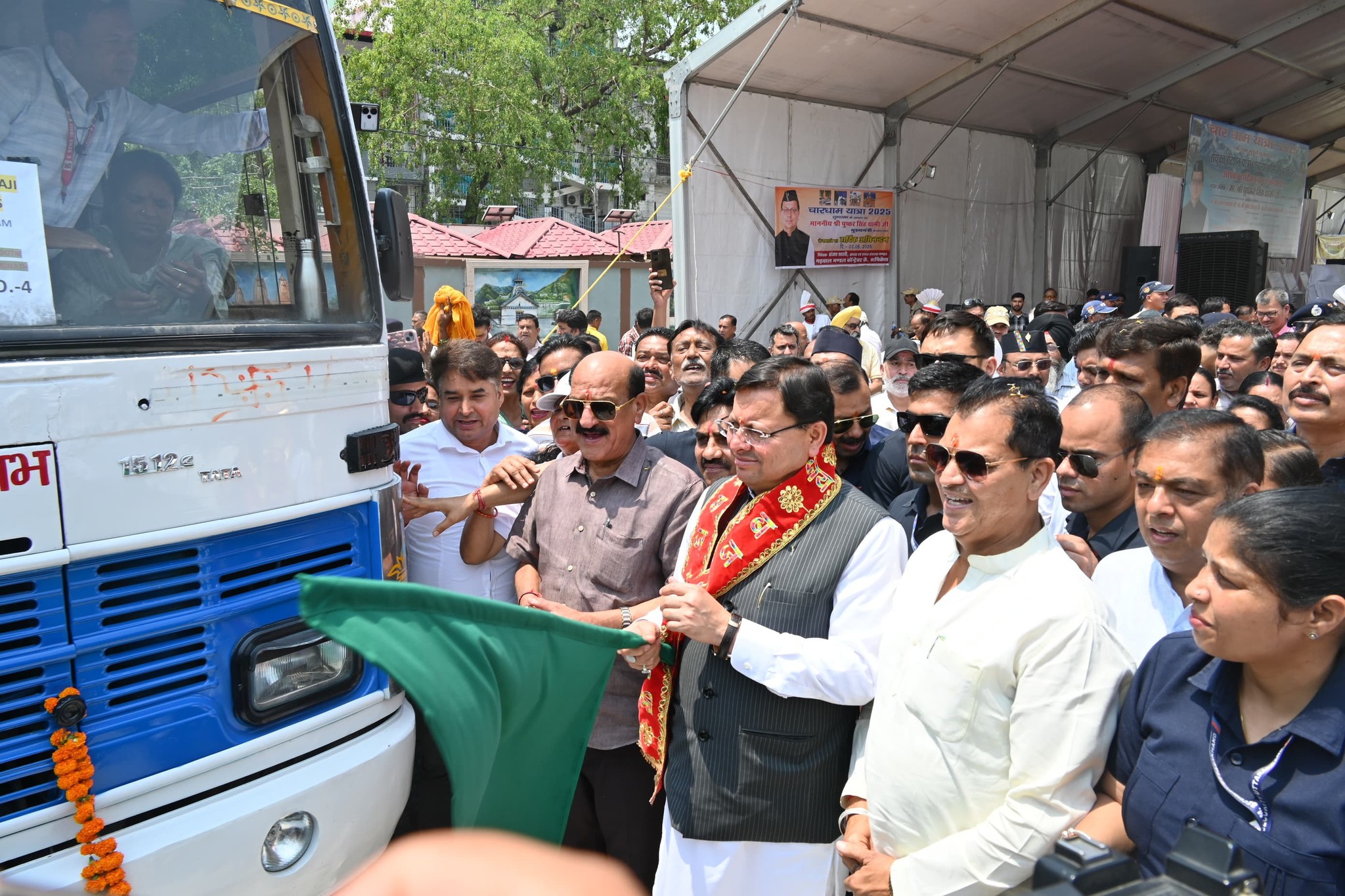 चारधाम यात्रा के लिए जाने वाली बसों को सीएम ने दिखाई हरी झंडी