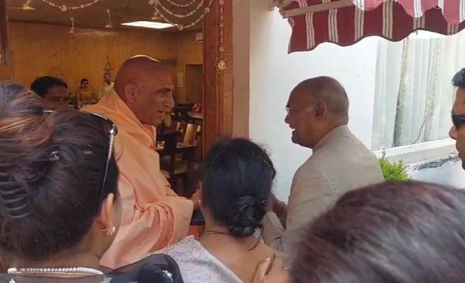 पूर्व राष्ट्रपति रामनाथ कोविंद ने की अवधेशानंद गिरी से मुलाकात