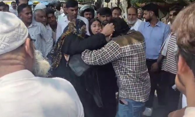 महिला ने बीच सड़क में की बेटी और उसके प्रेमी की पिटाई