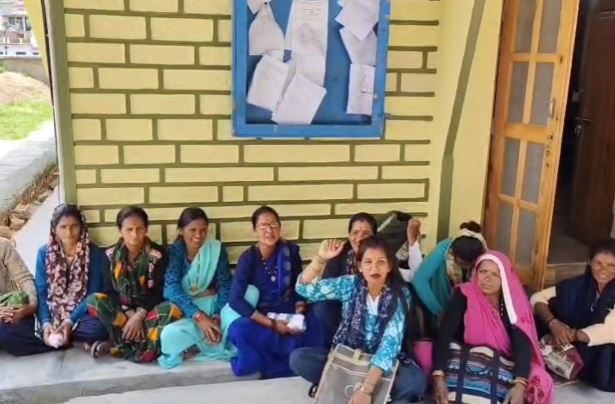 पेयजल की मांग को लेकर महिलाओं ने किया SDM कार्यालय का घेराव
