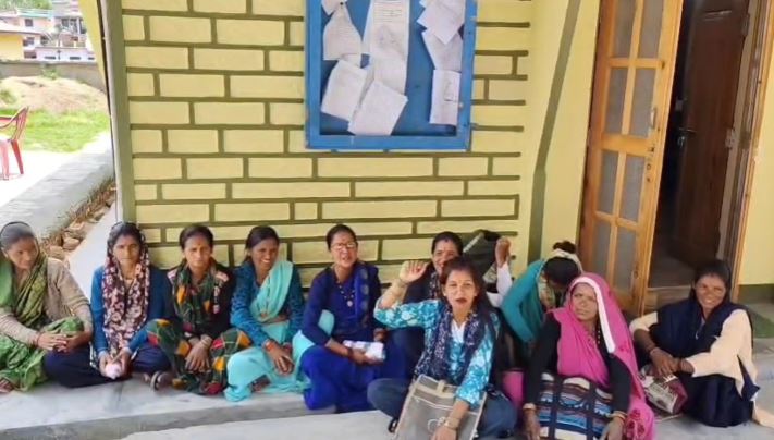 पेयजल की मांग को लेकर महिलाओं ने किया SDM कार्यालय का घेराव