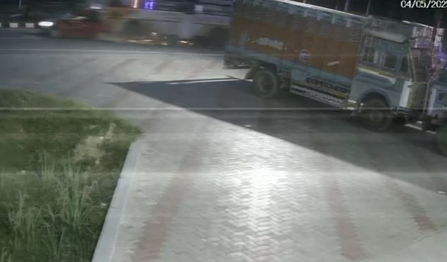 तेज रफ्तार बस ने मारी कार को जोरदार टक्कर, एक की मौत