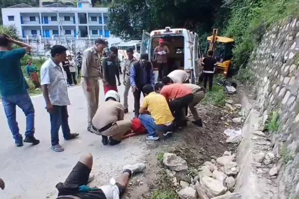 ROAD ACCIDENT ON KEDARNATH HIGHWAY FOUR INJURED BY JCB