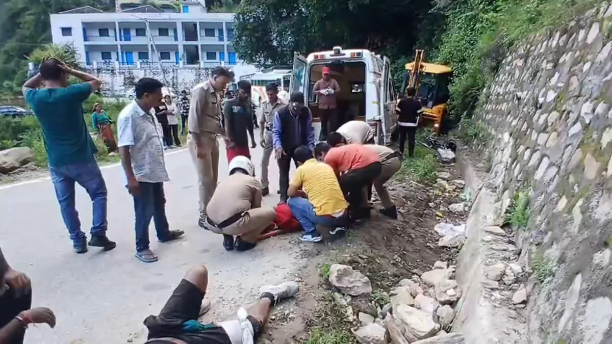 ROAD ACCIDENT ON KEDARNATH HIGHWAY FOUR INJURED BY JCB