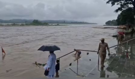 पहाड़ों में मूसलाधार बारिश से गंगा का जलस्तर बढ़ा