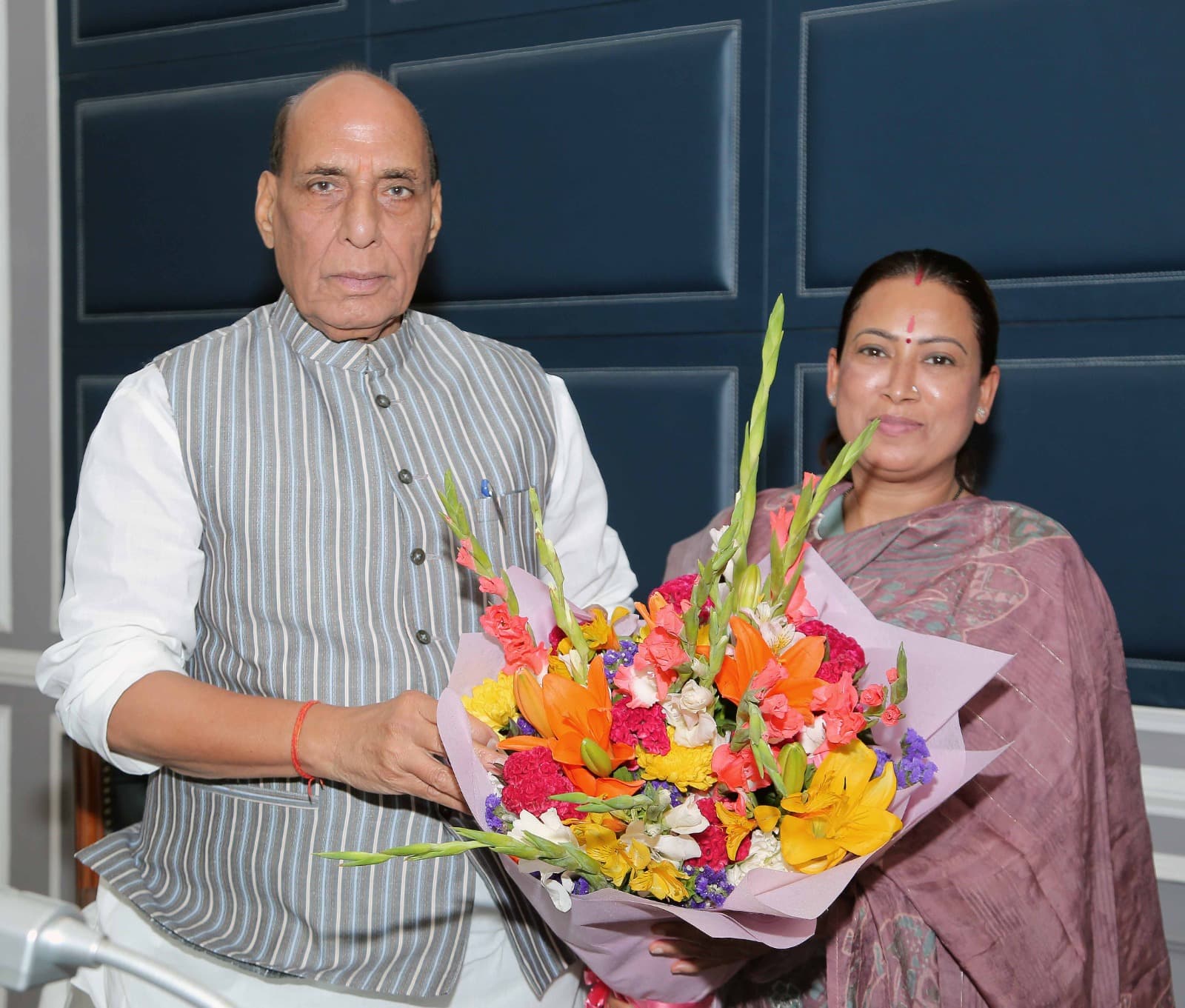 Minister Rekha Arya met the Defense Minister