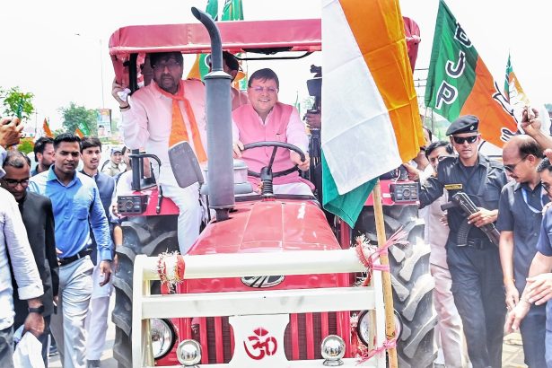 हरिद्वार में ट्रैक्टर चलाकर पहुंचे किसानों के बीच पहुंचे सीएम धामी