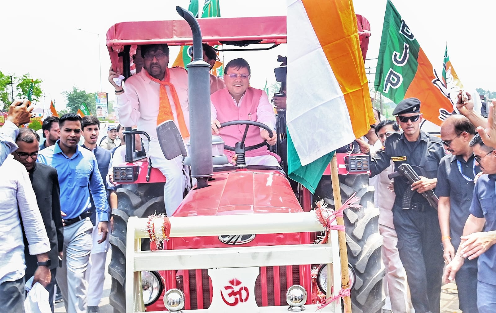 हरिद्वार में ट्रैक्टर चलाकर पहुंचे किसानों के बीच पहुंचे सीएम धामी