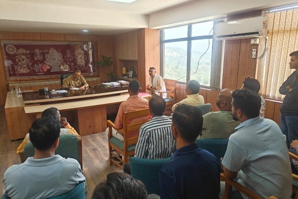 बिट्टू कर्नाटक ने DM को सौंपा ज्ञापन