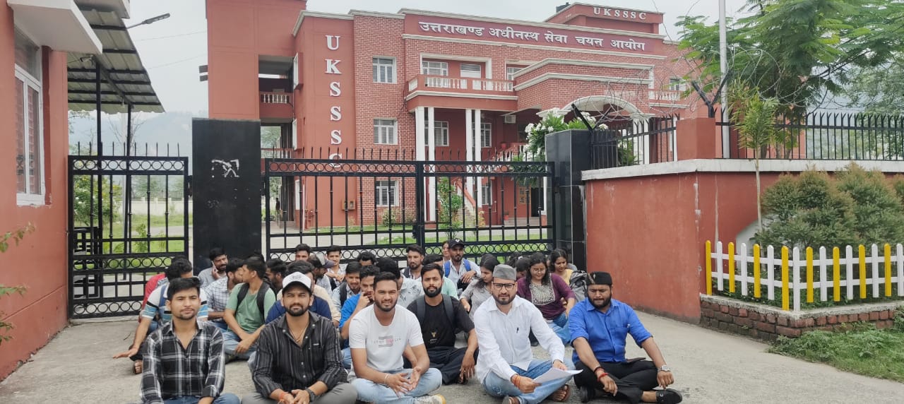ड्राफ्ट्समैन और टीजी-2 भर्ती को लेकर अभ्यर्थियों ने दिया धरना