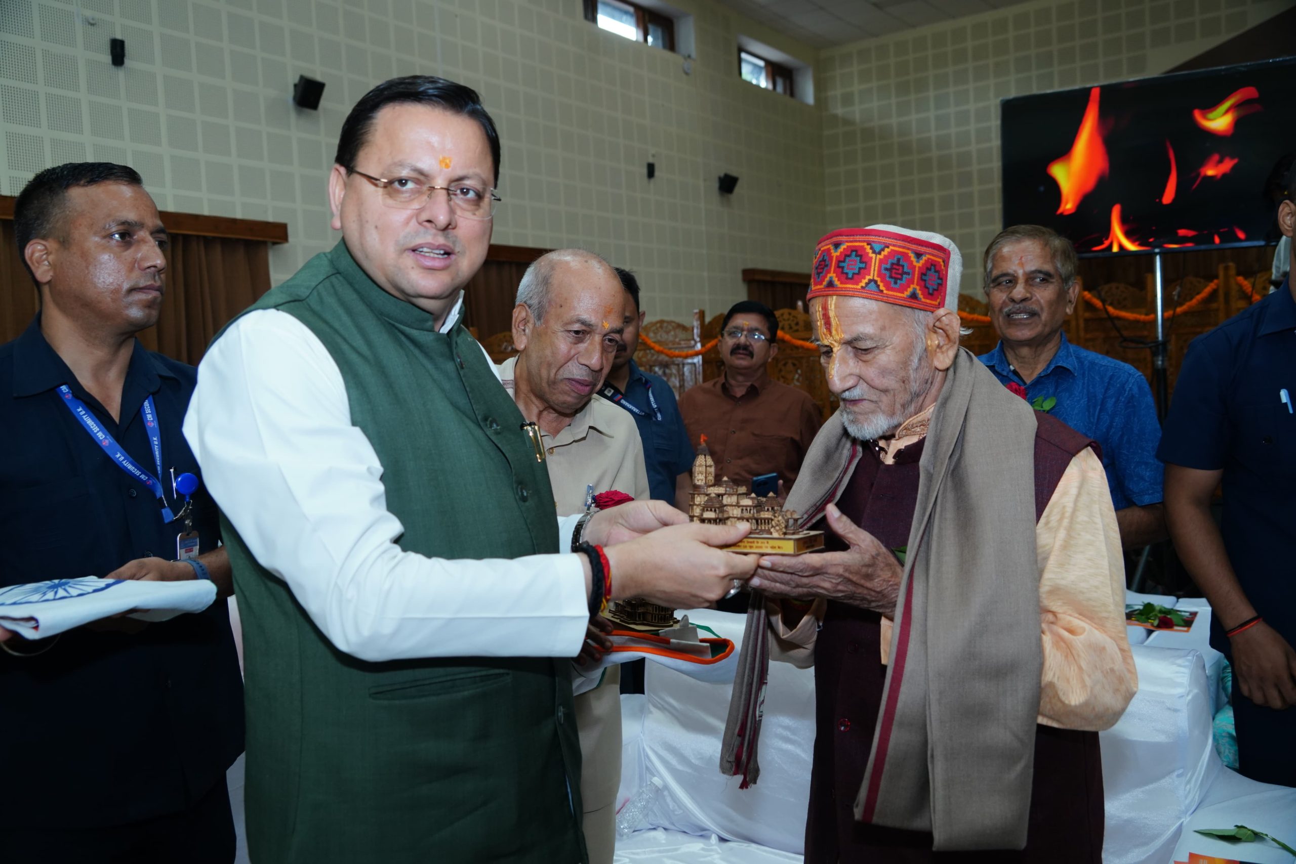 धामी सरकार का लोकतंत्र सेनानियों को तोहफा, सम्मान निधि बढ़ाने का किया ऐलान
