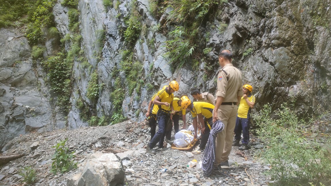 चकराता में हादसा, कार खाई में गिरने से चार युवकों की मौत