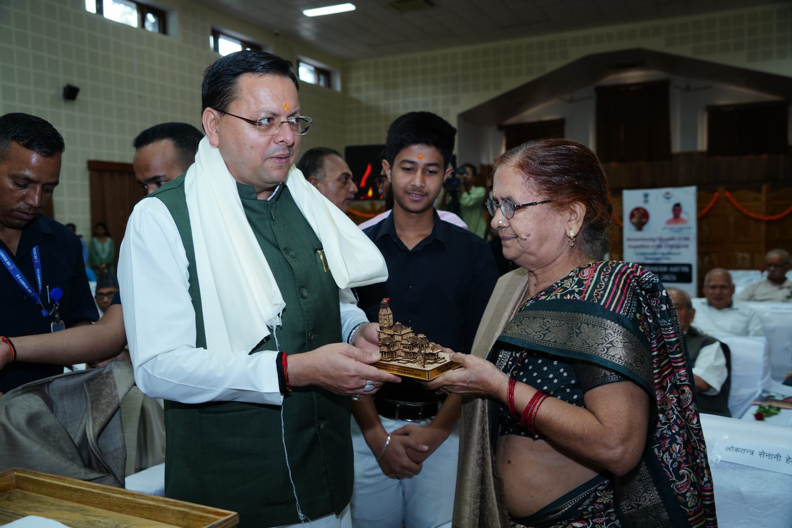 सीएम ने किया मधुकांत प्रेमी की पत्नी को सम्मानित
