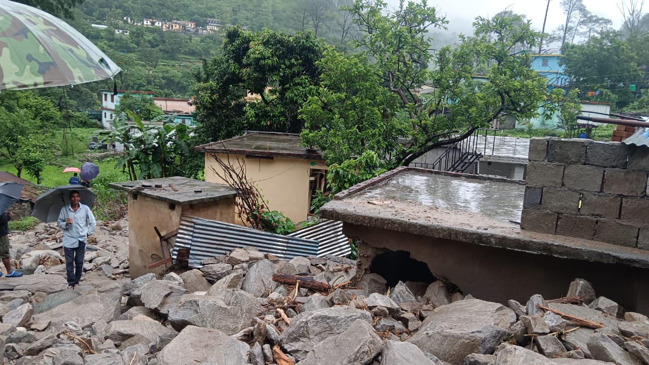 चमोली में बारिश का कहर : नंदप्रयाग में मलबे की चपेट में आने से कई मवेशियों की मौत, घर क्षतिग्रस्त
