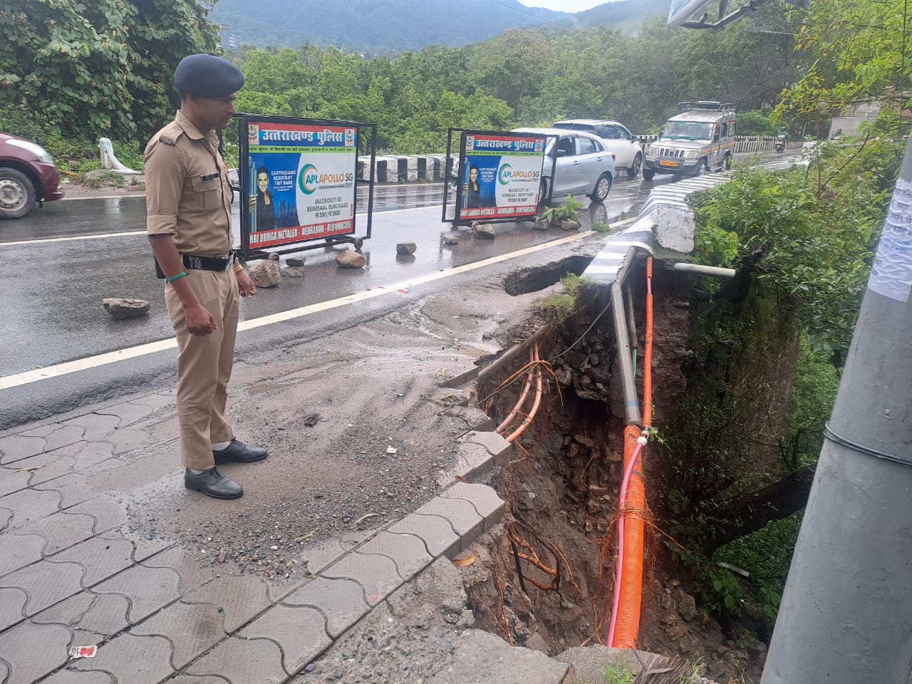 देहरादून में मूसलाधार बारिश से बिगड़े हालात, अलर्ट मोड पर पुलिस महकमा,
