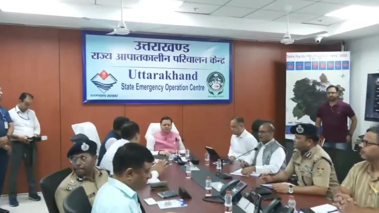 राज्य आपातकालीन परिचालन केंद्र पहुंचे सीएम धामी, उत्तरकाशी में राहत कार्यों में तेजी लाने के दिए निर्देश