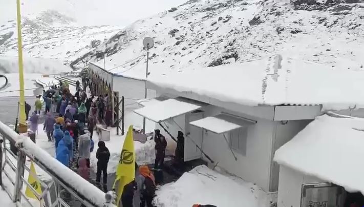 बर्फबारी के बीच भी हेमकुंड साहिब में उमड़ रहा भक्तों का सैलाब, बर्फीले पानी में लगा रहे डुबकी