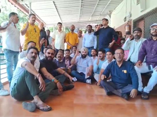 जर्जर पेड़ों से बढ़ते खतरे पर कांग्रेस का हल्ला बोल, DFO कार्यालय का किया घेराव