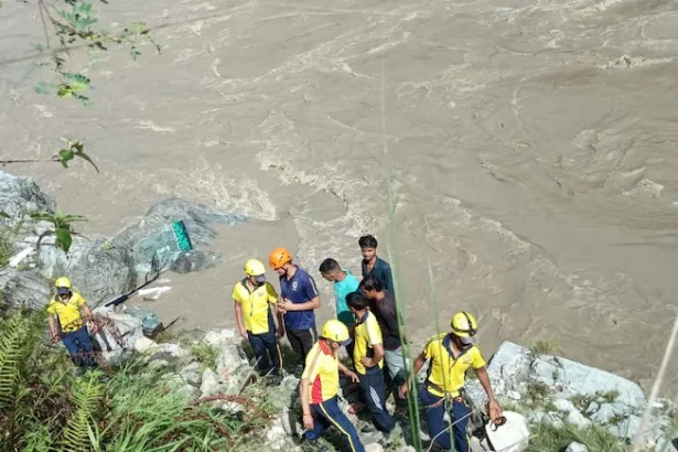 bus fell in alaknanda river