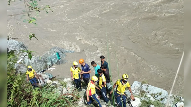 bus fell in alaknanda river