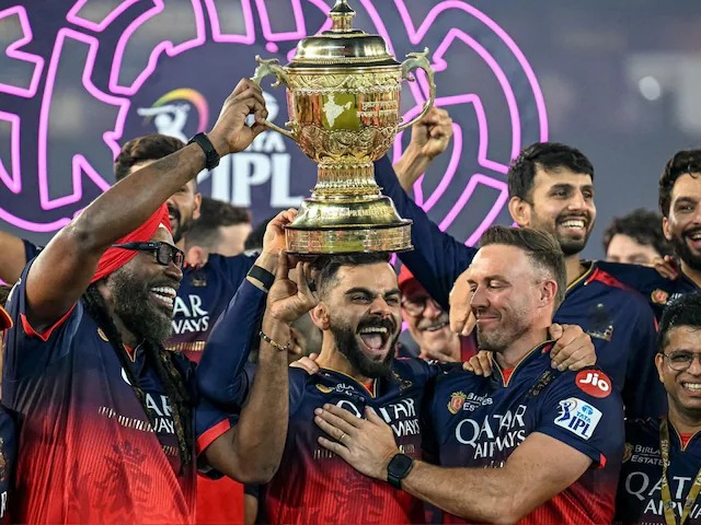 virat-kohli-arrived-in-bengaluru with ipl trophy