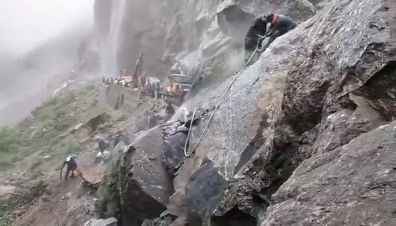 कैलाश मानसरोवर यात्रा मार्ग पर पेलसेती झरने के पास आया भूस्खलन, आवाजाही ठप, पोलिंग पार्टी फंसी