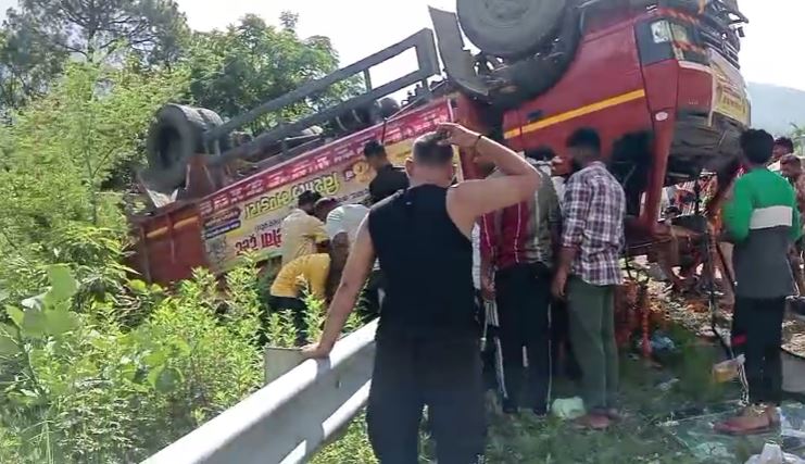 टिहरी में भीषण सड़क हादसा : कांवड़ियों का ट्रक पलटा, एक की मौत, 18 घायल