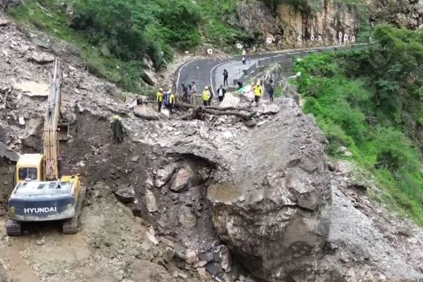 यमुनोत्री हाईवे पर भूस्खलन से यातायात ठप